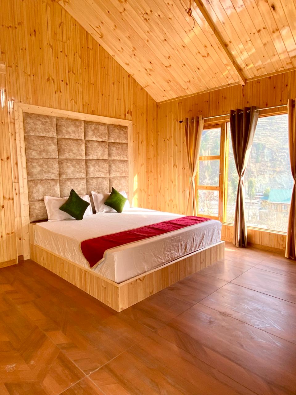Deluxe Valley Room with balcony door
