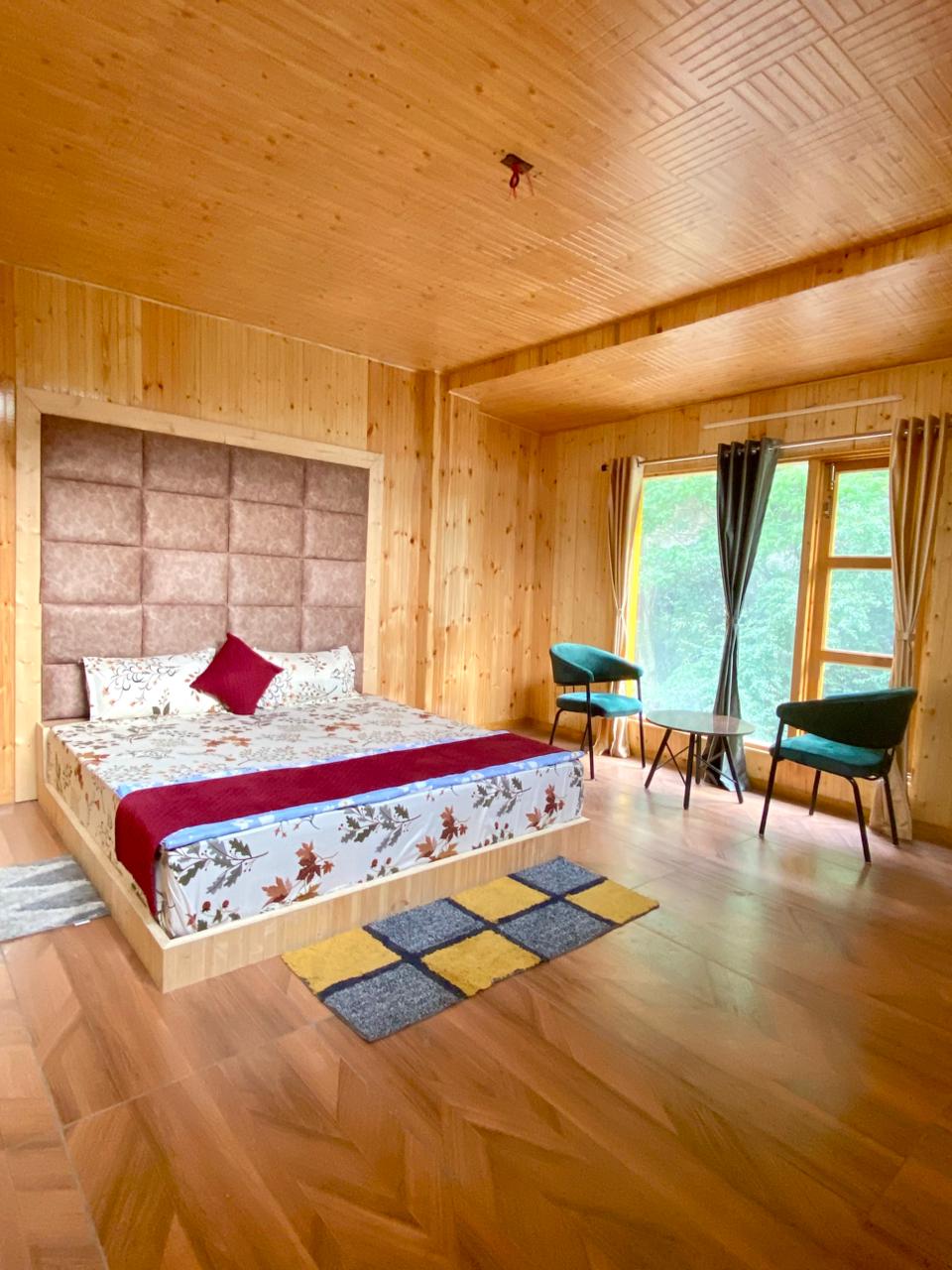 Deluxe Valley Room with sitting area