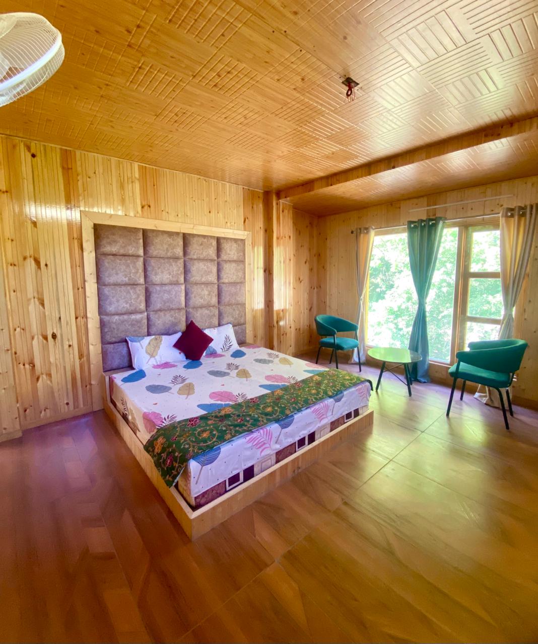 Deluxe Valley Room bed and balcony access